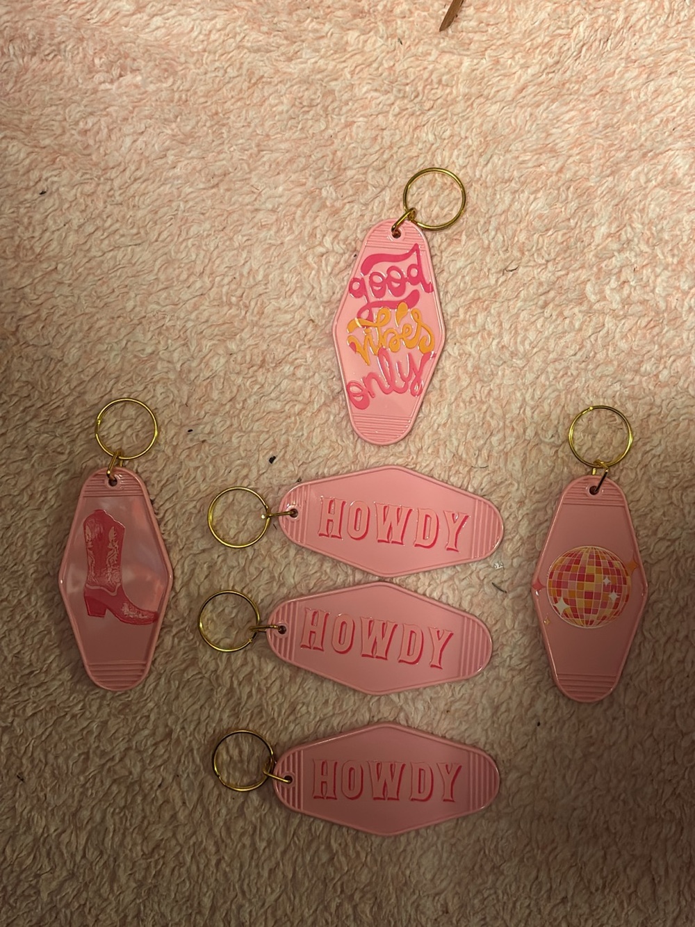 Pink 'Howdy' Motel Keychain Set - Retro Pink Key Fobs